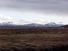 La piana di Miðheiðarháls, sullo sfondo il Vatnajökull