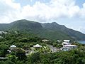 Vue des monts Caraïbes (fond de gauche à droite : Morne Vent Soufflé, Morne Grande Voûte, Morne la Class ; premier plan : Morne Griselle) depuis le fort Delgrès à Basse-Terre.