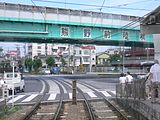 2005年6月当時の熊野前停留場 横に延びるのが尾久橋通りの熊野前陸橋、それと並行して日暮里・舎人ライナーが建設されている