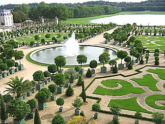 Les jardins à la française et le parc de l’Orangerie au château de Versailles, dans les Yvelines (France). (définition réelle 1 600 × 1 200*)