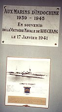 Plaque commémorant le 60e anniversaire de la bataille navale de Koh Chang, apposée dans la salle du Souvenir, au fort-musée Montbarrey, à Brest, le 17 janvier 2001, en présence d'une vingtaine de membres des forces navales d'Extrême-Orient 1939-1945.