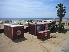 Chiringuito municipal en la playa de la Mar Bella, en Barcelona