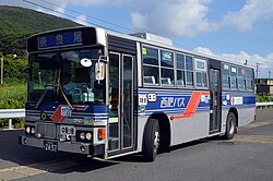 H176 ※廃車済 日野・ブルーリボン（U-HT2M系） 「つばき5号」。車体に旧奈良尾町の町章があしらわれ、同町発着路線限定で運行されていた