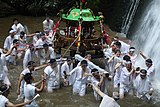 白瀑神社の神輿の滝浴び（八峰町）