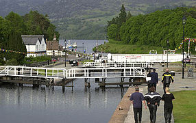 Écluses sur le canal calédonien à Fort Augustus, loch Ness à l'arrière-plan.