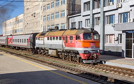 Секция тепловоза 2М62У с пассажирским поездом в Южно-Сахалинске