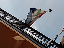 Bandera colgada de la casa consistorial.