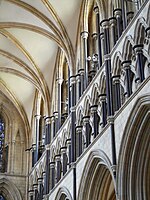 Transept sud de l'abbatiale de Beverley (XIIIe siècle), richement décorée de colonnes en marbre de Purbeck.