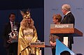 Bundeskanzlerin Angela Merkel erhält auf dem CSU-Parteitag am 12. Dezember 2014 in Nürnberg vom Nürnberger Christkind und Horst Seehofer ein Geschenk.