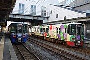 糸魚川駅に停車するET122形 左が一般車両、右がイベント兼用車両である。2018年10月21日