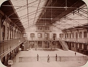 Photographie d'architecture de l'École Monge (1890).