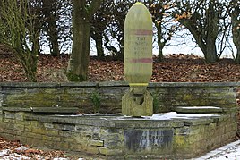 Freiheitsmonument – Fliegerbombe am Eingang des Orts