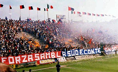 Momenti in cui l'incendio si diffonde nel settore della curva sud