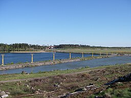 Del av Halmsjön samt inflygningsljusen till rullbana 19L på Arlanda flygplats.