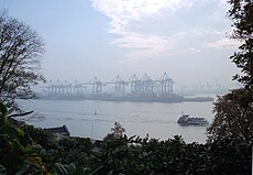 Hamburger Hafen im Frühnebel, Blick von der Himmelsleiter in Övelgönne