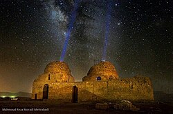 کاخ ساسانی سروستان در شب