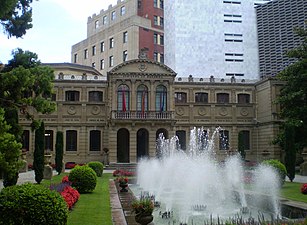 Jardín y fuentes del Palacio de Navarra (antiguo edificio del Archivo General de Navarra).