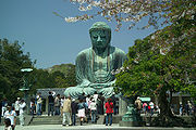 Visitatori sotto il Daibutsu del tempio Kōtoku-in.