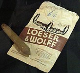 Papiertüte der Zigarren-Firma Loeser & Wolff mit Werbung und einer Zigarre sowie handschriftlichem Vermerk: „Elbing 1944“; Sonderausstellung Alles frei erfunden – Walter Kempowskis „Chronik“ im theatermuseum Hannover, 2009