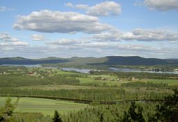 Korva sett från berget Lammivaara i Kuivakangas. I bakgrunden syns Torne älv och Finland. I förgrunden finns ån Soukolojoki.