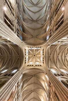 Abóbadas e lanterna da Catedral de Laon, Picardia, França. (definição 3 368 × 4 959)