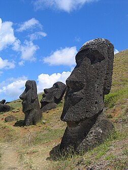 Moaïs du parc national de Rapa Nui sur l'île de Pâques (Chili). (définition réelle 1 944 × 2 592*)