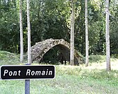 Photo-montage d'un pont médiéval et de son panneau indicateur avec l'inscription erronée « pont romain »