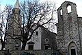 Il duomo dedicato a San Bartolomeo e la chiesa di Sant'Antonio, con la facciata in pietra calcarea