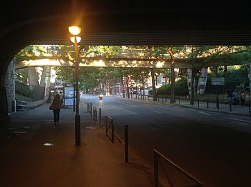 La rue d'Alésia sous le pont ferroviaire, dit Pont-aux-Bœufs, non loin du croisement avec la rue Vercingétorix.