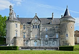 Le château de Saint-Aulaye : façade nord.