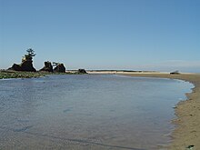 Les eaux du fleuve Siletz se jetant dans l'océan Pacifique dans la baie de Siletz