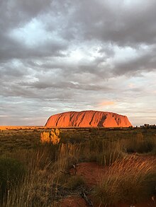 Rocher d'Uluru, isolé au milieu du désert australien.