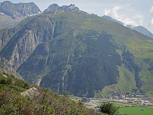 Dans la vallée à droite, la caserne d'Andermatt, à gauche la partie amont des gorges des Schöllenen, au centre les éoliennes de Glütsch sur le site du fort.