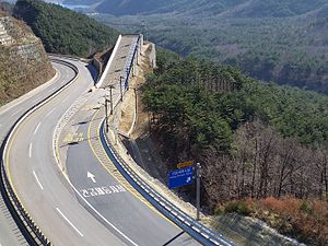 미시령동서관통도로 영동측 속초방향 내리막길에 설치된 긴급제동시설. 긴급제동시설(Emergency Escape Ramp)은 주행 중 제동장치에 이상이 생긴 차량이 대피할 수 있도록 급경사의 내리막길이 연속된 곳에 설치하는 교통안전시설이다. 긴급제동시설 바닥에는 자갈이 깔려 있어 차량 진입 시 속도를 감소시켜 제동을 하게 된다.[3]