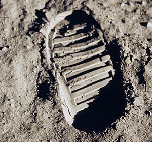 טביעת רגל על פני הירח ממשימת אפולו 11.
