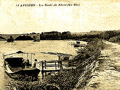 Transbordador de trailla de Aviñón aguas arriba del puente de Saint-Bénézet.