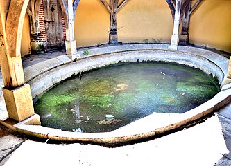 Bassin du lavoir couvert de la Gerbaude.