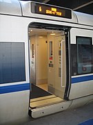 CRH1A設有寬身車門，及方便旅客上下車的伸縮式腳踏板