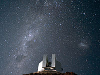 NTT bajo el cielo de la noche[3]​