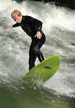 Eisbach, um braço lateral do rio Isar, é um pequeno rio artificial com uma extensão de dois quilômetros, que flui pelo Jardim Inglês (Englischer Garten) em Munique, Alemanha. Logo após passar uma ponte, perto do museu de arte Haus der Kunst, o rio forma uma onda estacionária com uma altura de cerca de um metro, que se tornou um local popular para a prática de surfe em rio. (definição 2 053 × 2 939)