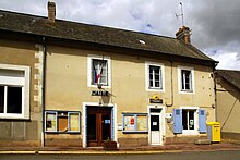 Photographie d'un bâtiment à deux étages portant inscription « Mairie » à gauche et le logo de La Poste à droite