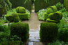 Ein Gartenraum im Hidcote Manor Garden, der Weiße Garten mit Topiari-Figuren