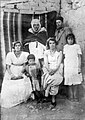 كاتب ياسين مع العائلة في سوق أهراس سنة 1940