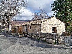 Lavoir et fontaine à Lardiers