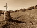 Monument avec une croix en fer.