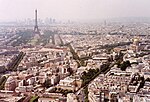 Pemandangan dari Tour Montparnasse ke arah Menara Eiffel dan La Défense.