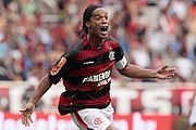 Ronaldinho celebra un gol con el Flamengo moviendo ambos brazos.