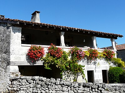 Blumengeschmücktes Haus im Ort