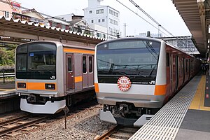 中央線快速の車両 左：209系1000番台、右：E233系0番台[注 1] （2019年6月29日 西国分寺駅）