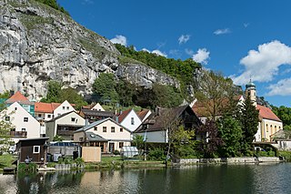 Die Sesselfelsgrotte (Bildmitte links unter dem Steinschlag-Schutznetz) und der "Abri im Dorf"